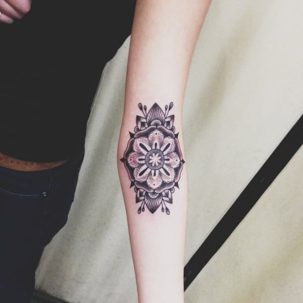 tatouage-avant-bras-mandala-fleur