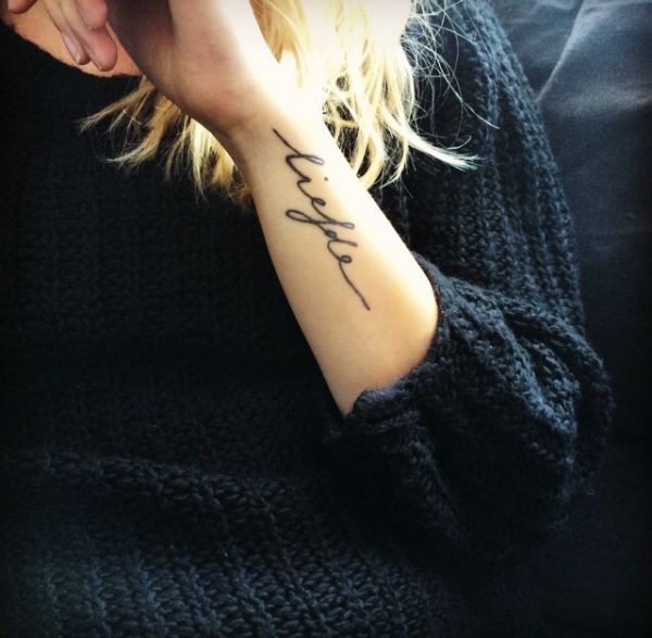 tatouage-avant-bras-message-poignet