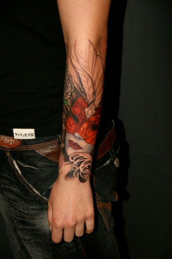 tatouage-avant-bras-poignet-homme-femme-masque-rouge