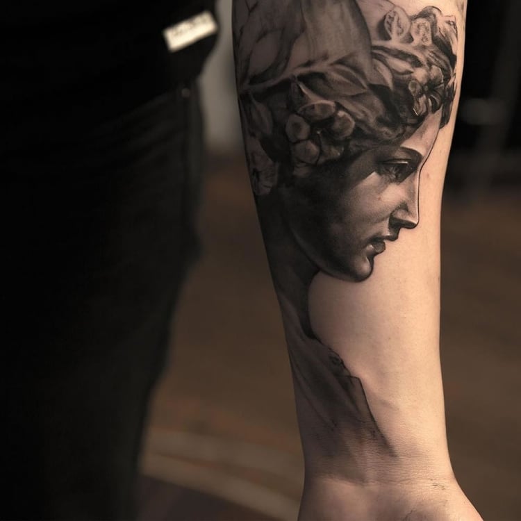 tatouage-avant-bras-poignet-statue-antique