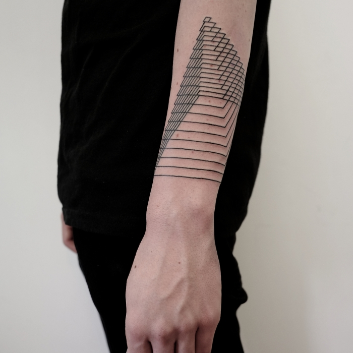 tatouage-avant-bras-pyramide-linéaire