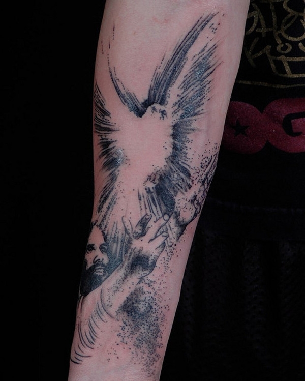 tatouage-avant-bras-religieu-motif-Dieu-oiseau tatouage avant-bras