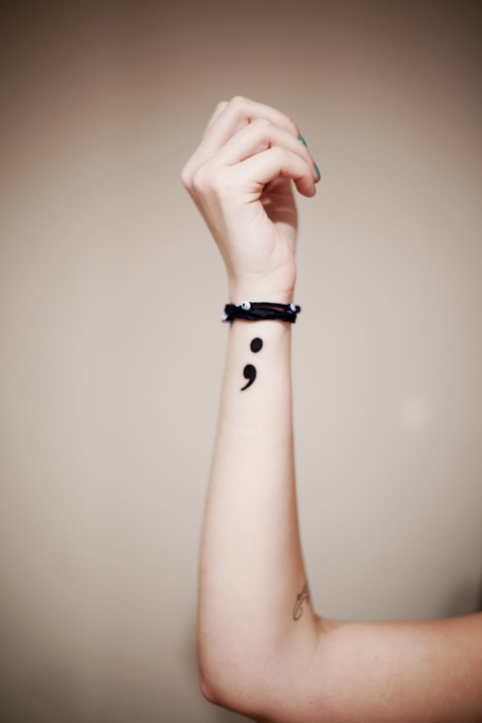 tatouage-avant-bras-signe-ponctuation-point-virgule tatouage avant-bras