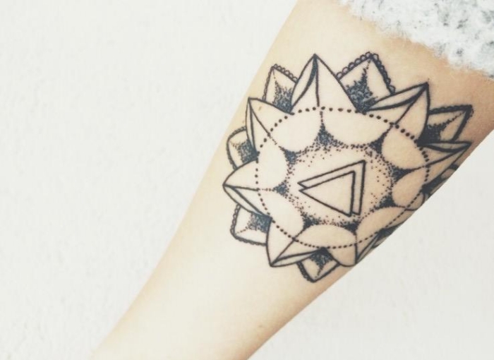 tatouage-avant-bras-symbole-motifs-géométriques tatouage avant-bras