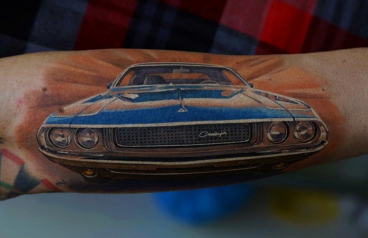 tatouage-avant-bras-voiture-vintage-bleue