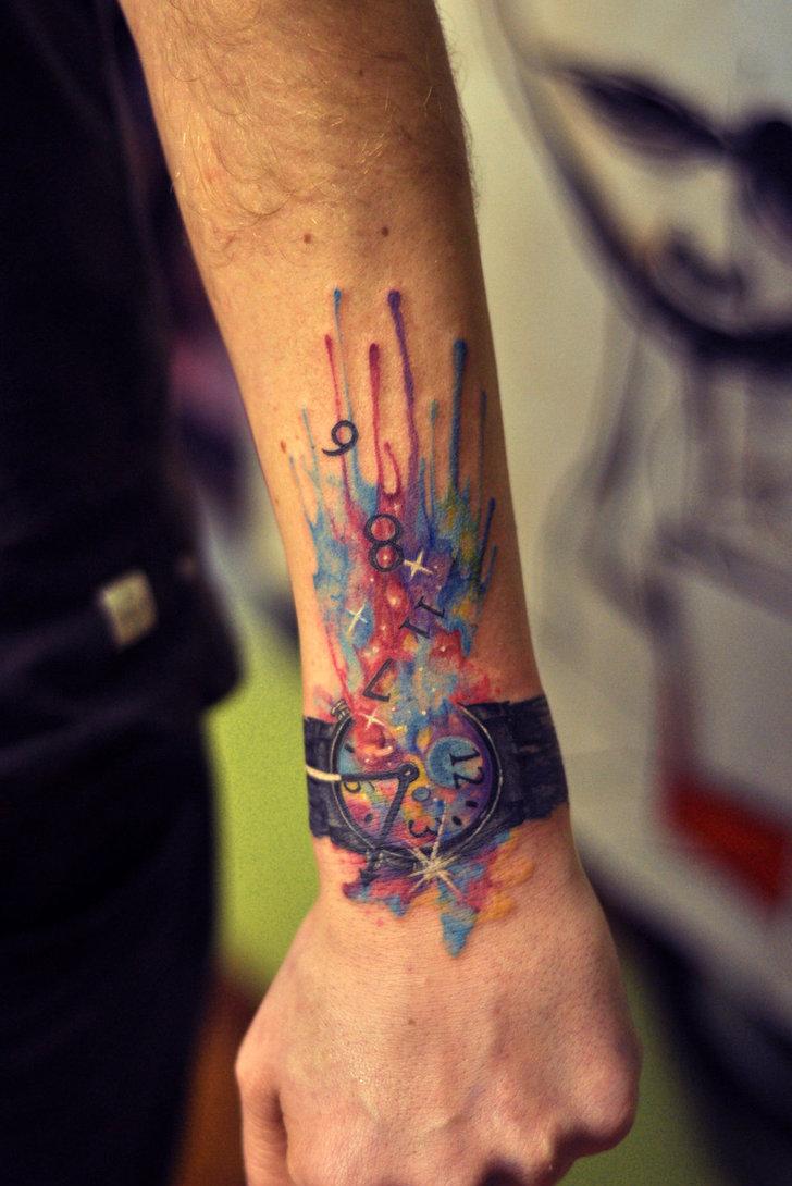tatouage-couleurs-avant-bras-poignet-homme-montre-cassée