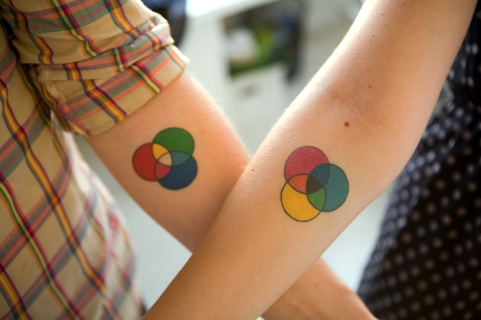 tatouage couple idee-originale-cercles-multicolores