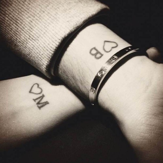 tatouage-couple-idee-originale-coeurs-initial-lettres