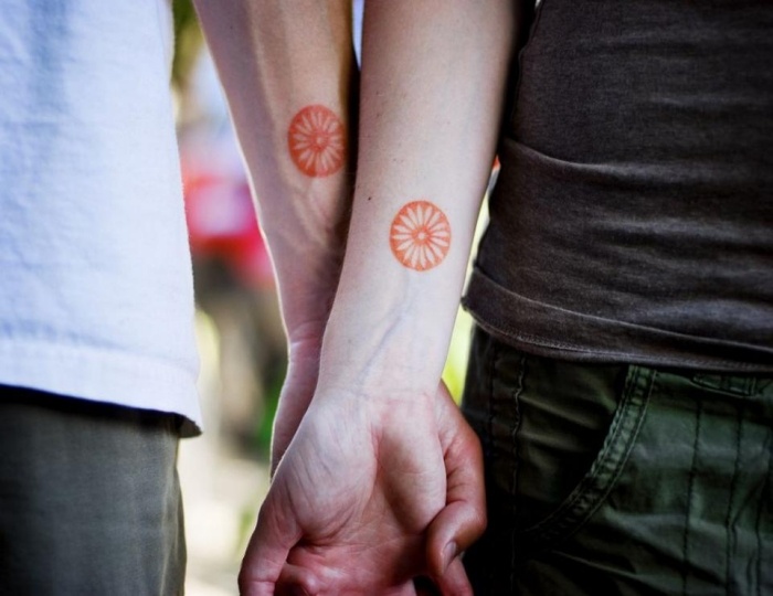 tatouage-couple-idee-originale-couleur-orange