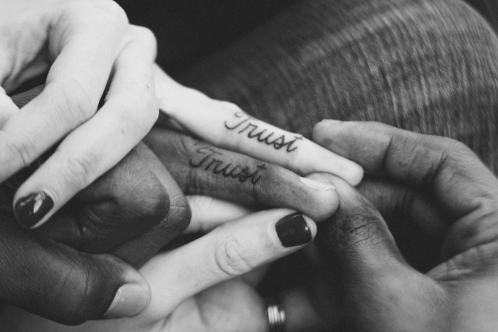 tatouage-couple-idee-originale-doights-confiance