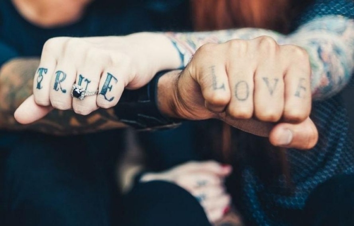 tatouage-couple-idee-originale-doights-vrai-amour