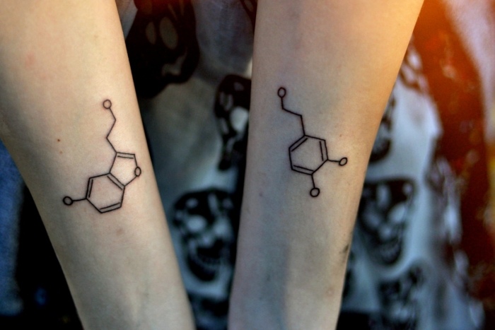 tatouage-couple-idee-originale-forme-molecules