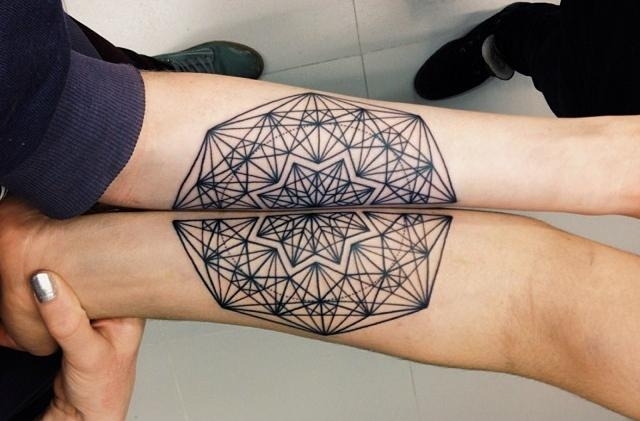 tatouage-couple-idee-originale-formes-geometriques-contour-noir