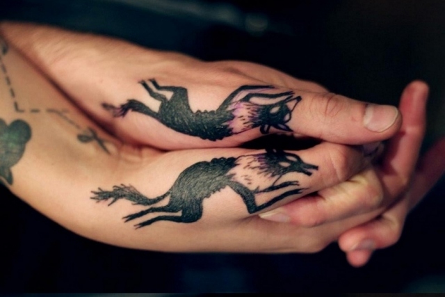 tatouage-couple-idee-originale-loups-noirs