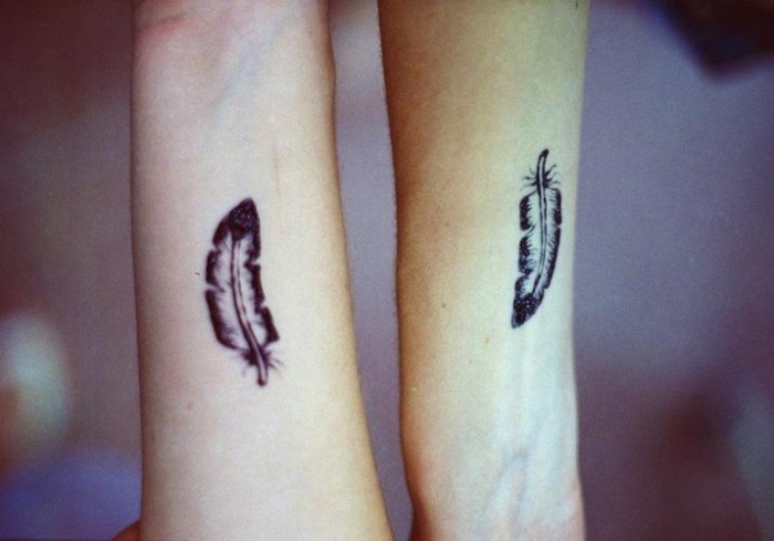 tatouage-couple-idee-originale-plummes-poignet