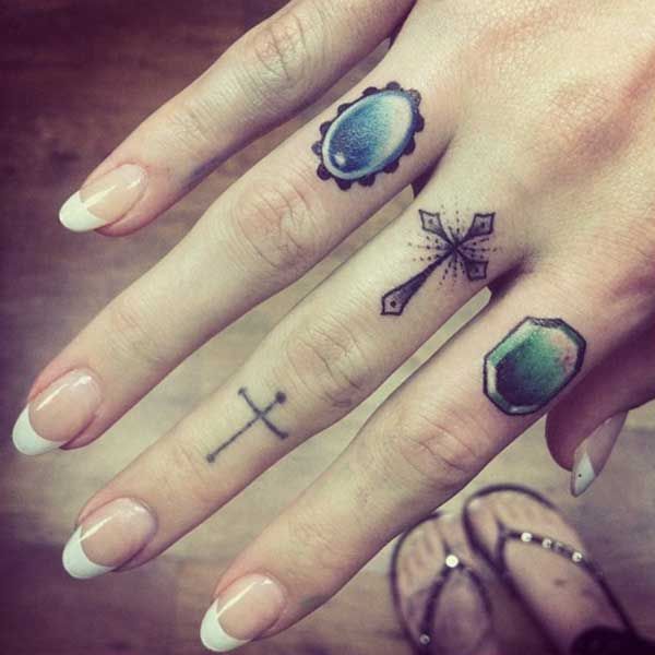 tatouage-doigt-anneaux-croix