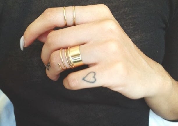 tatouage-doigt-coeur-symbole