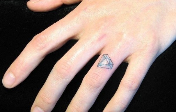 tatouage-doigt-diamant-bleu-clair