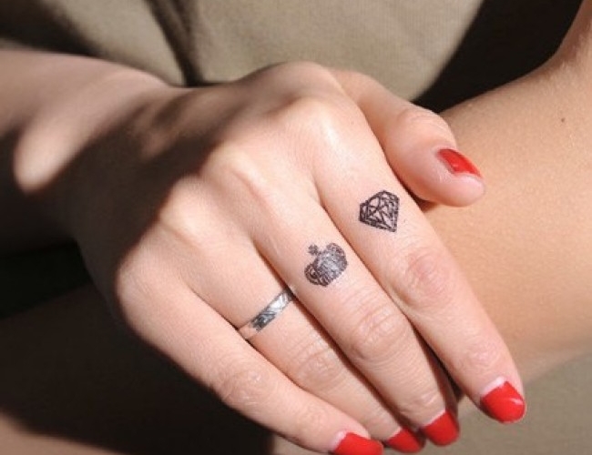 30 idées magnifiques de tatouage doigt délicat et original