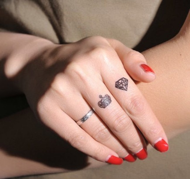 tatouage-doigt-diamant-couronne-petits