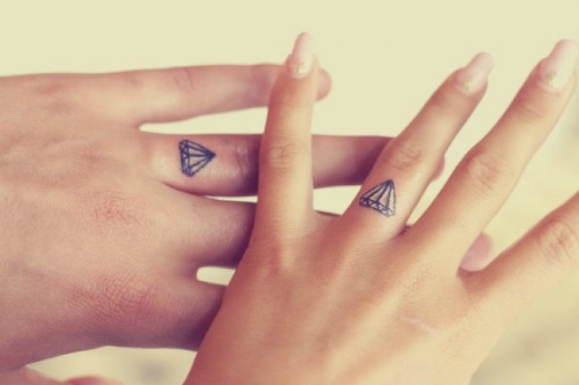 tatouage-doigt-femme-homme-diamants tatouage doigt