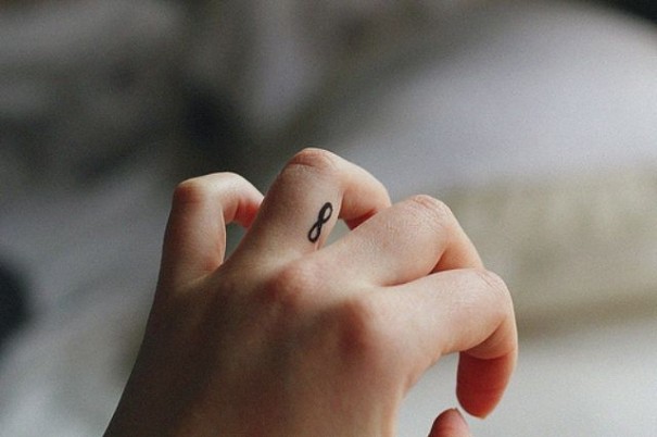 tatouage-doigt-infini-symbole-noir