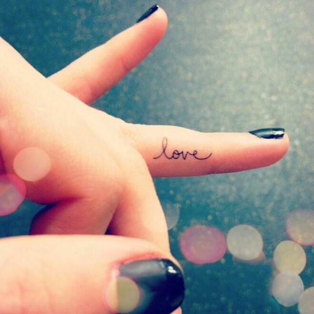 tatouage-doigt-love-symbole-amour