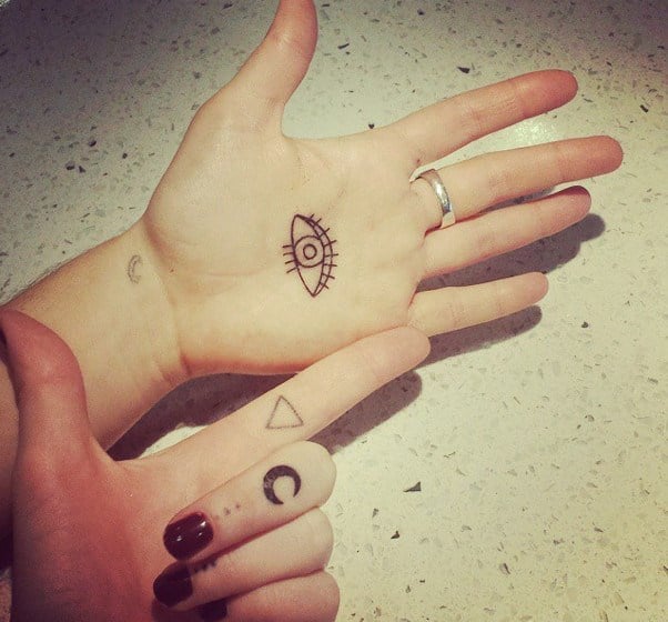 tatouage-doigt-lune-triangle-oeil
