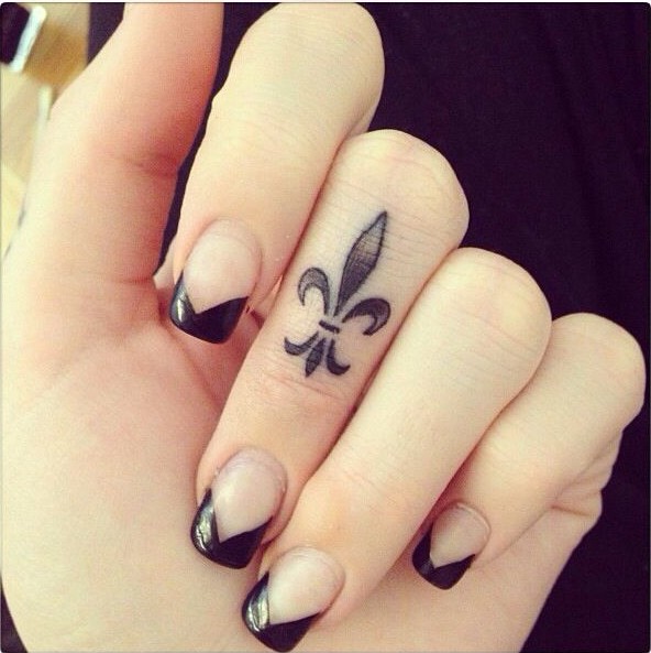tatouage-doigt-motif-original-noir tatouage doigt