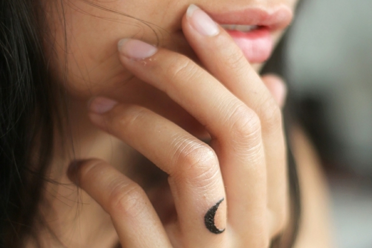 30 idées magnifiques de tatouage doigt délicat et original