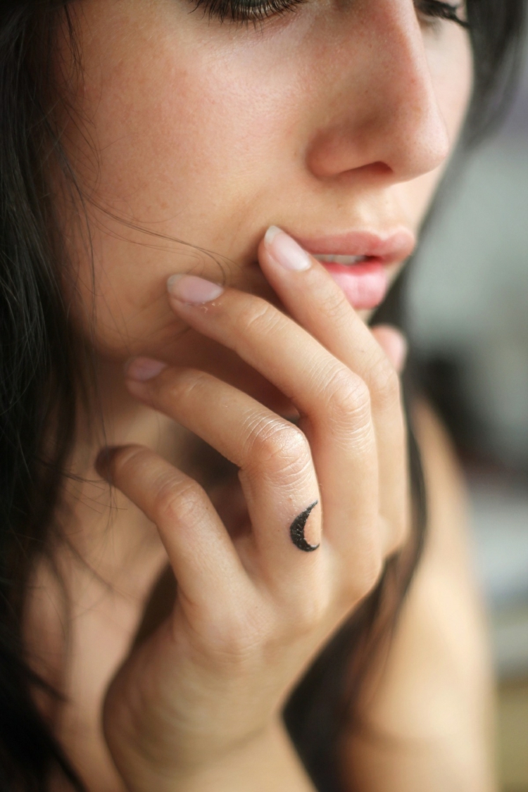 tatouage-doigt-noir-lune tatouage doigt