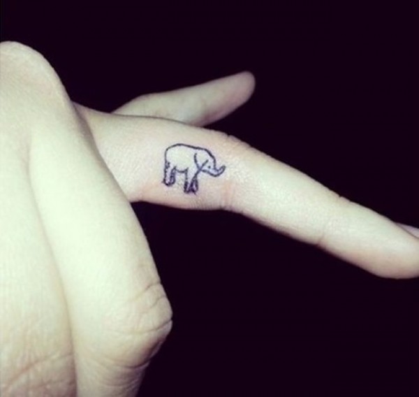 tatouage-doigt-petit-éléphant tatouage doigt
