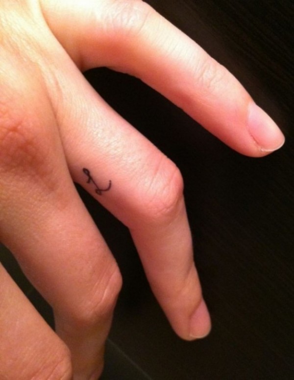 tatouage-doigt-petite-lettre-L
