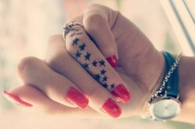 tatouage-doigt-petites-étoiles-noires tatouage doigt