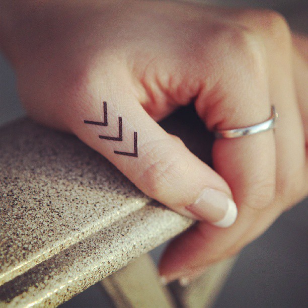 tatouage-doigt-symbole-chevron-noir tatouage doigt
