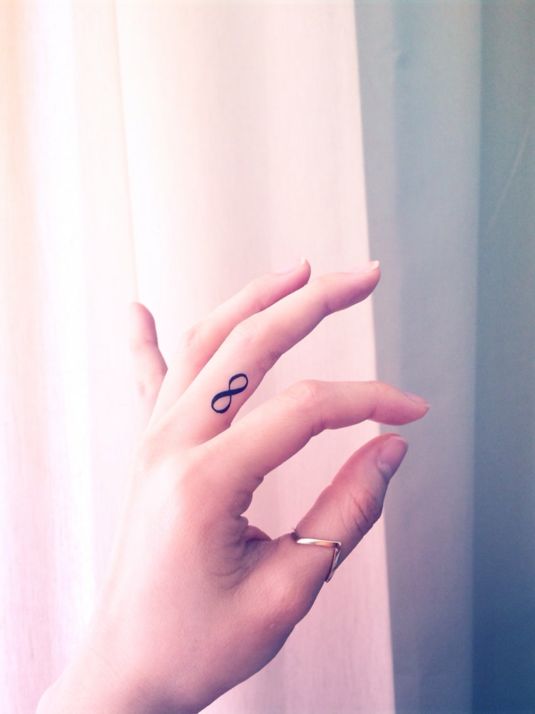 tatouage-doigt-symboles-infini tatouage doigt