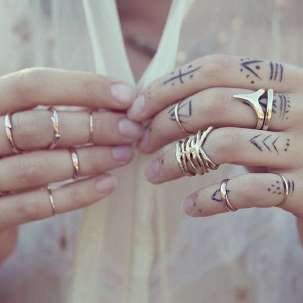 tatouage-doigt-symboles-pois-croix tatouage doigt