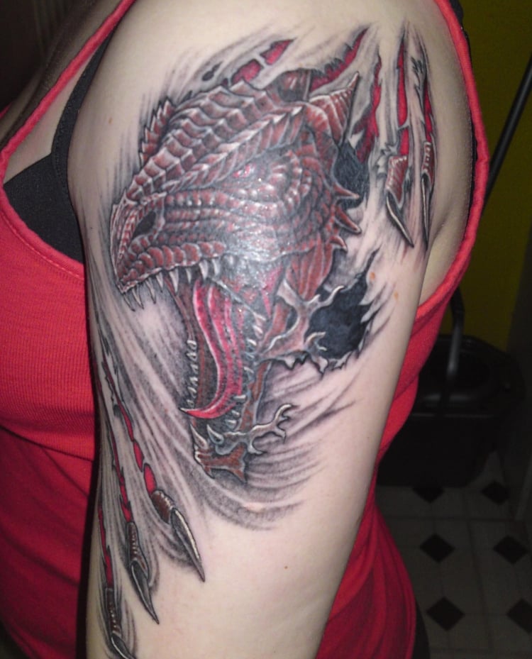 tatouage-dragon-bras-épaule-femme-rouge