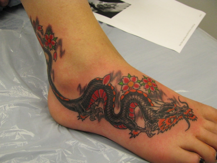 tatouage dragon chinois fleurs pied-femme