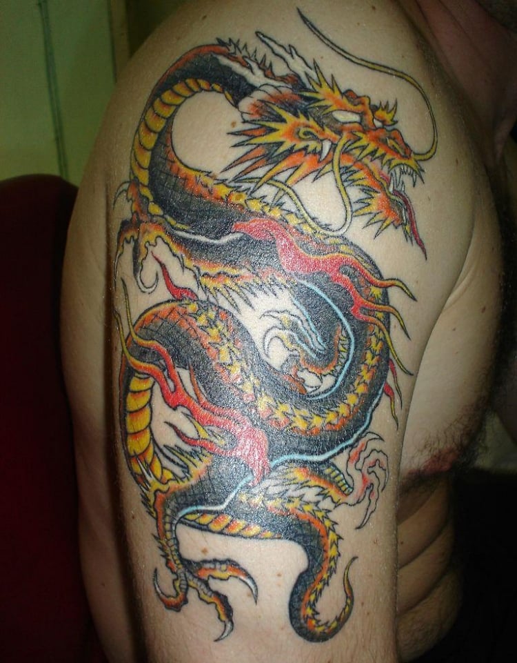 tatouage-dragon-chinois-jaune-orange-bras-homme