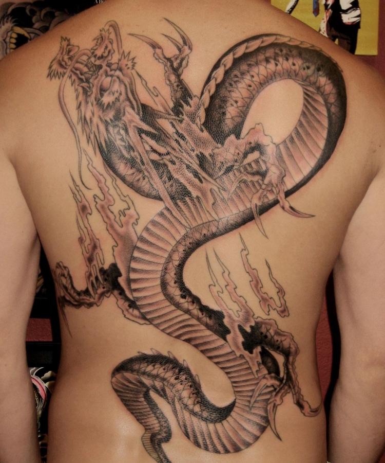 tatouage dragon dos homme dragon chinois graphique