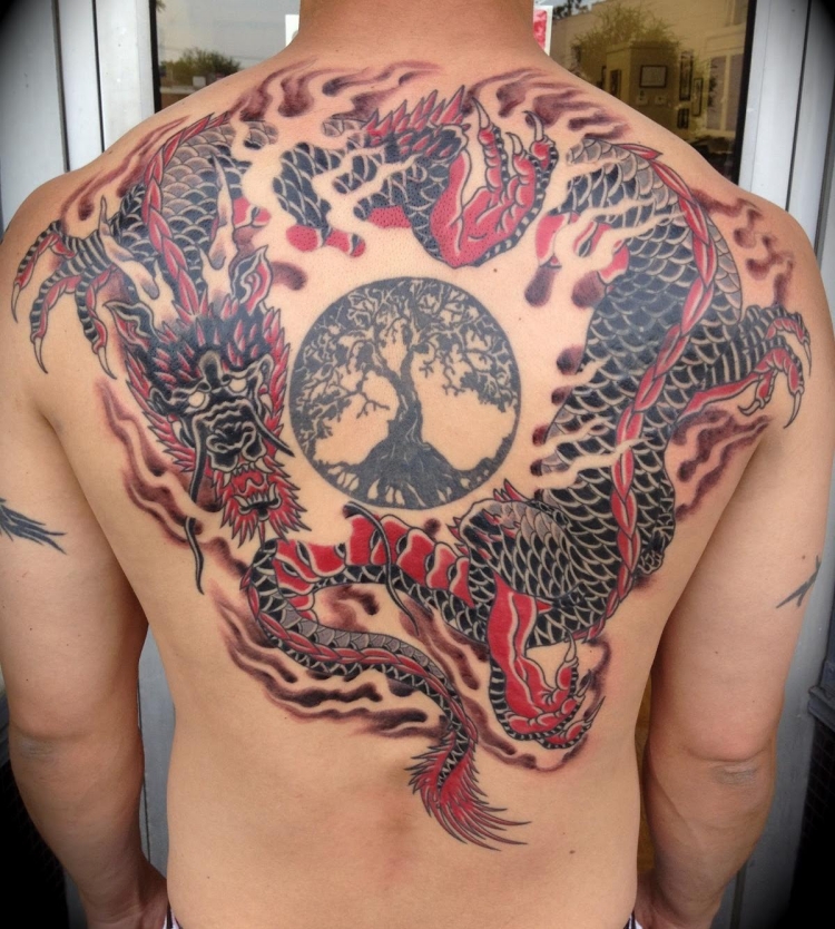 tatouage dragon dos homme rouge arbre vie