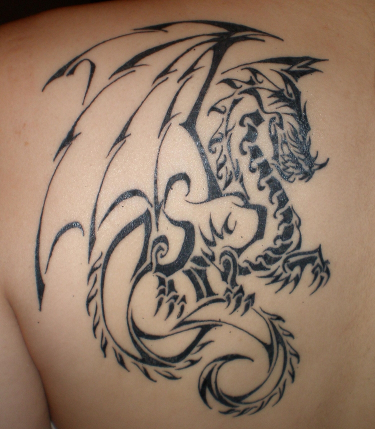 tatouage dragon européen style tribal dos femme