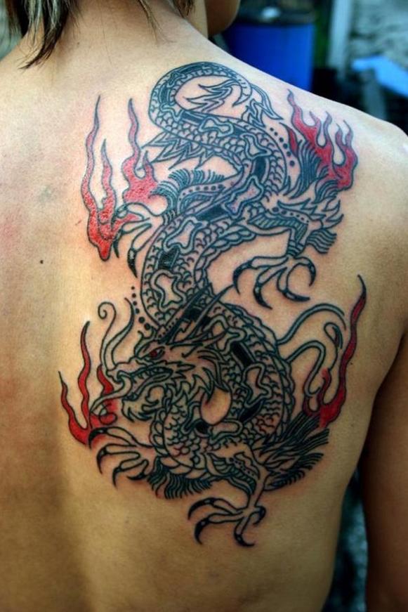 tatouage-dragon-graphique-dos-femme-flammes-rouges