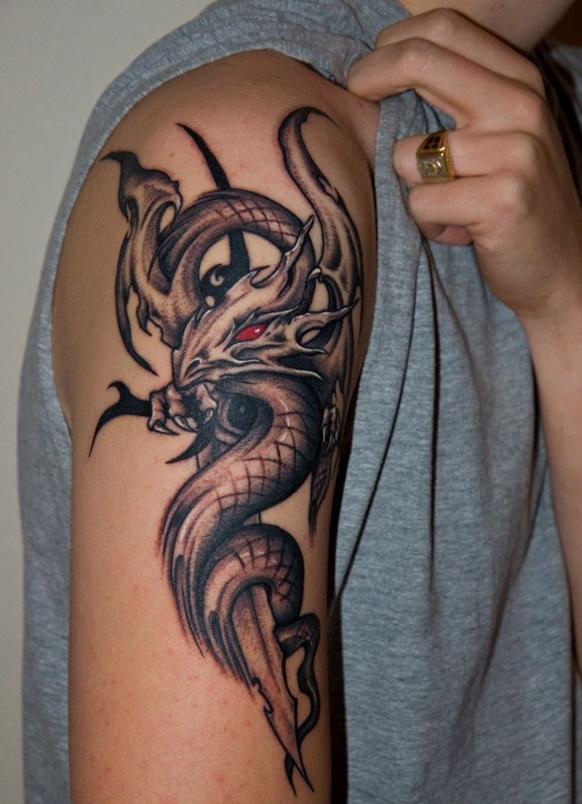 tatouage-dragon-graphique-oeil-rouge-bras-femme