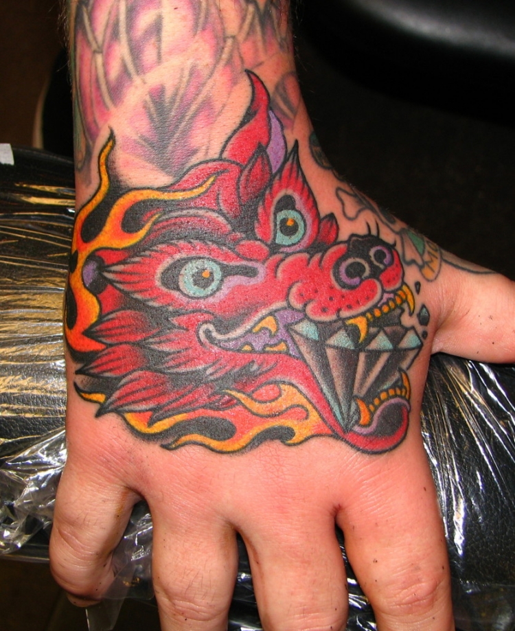 tatouage-dragon-rouge-diamant-flammes-main-homme
