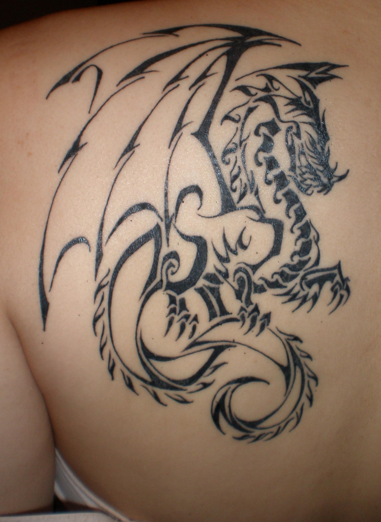 tatouage dragon style graphique-dos-femme