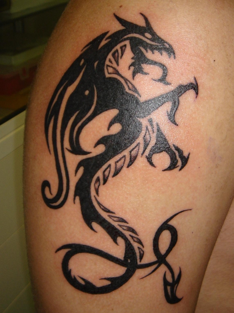 tatouage dragon stylisé style tribal bras-homme