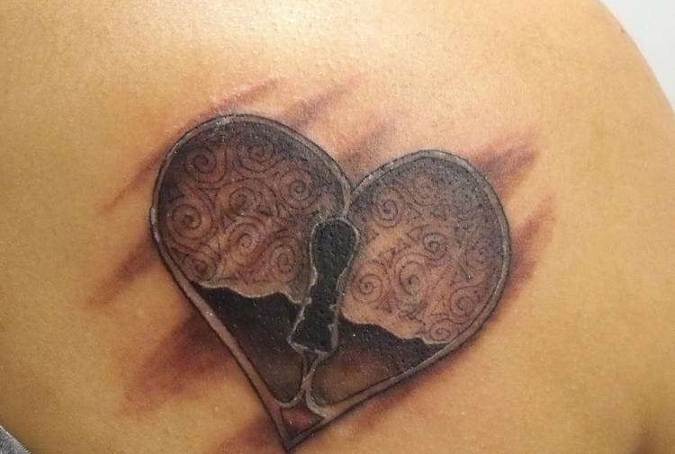 tatouage-femme-coeur-serrure-enferme