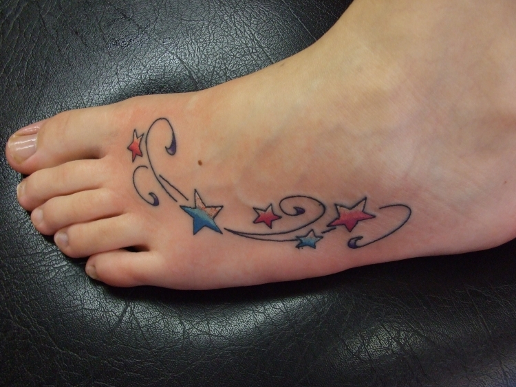 tatouage femme dessus-pieds-etoiles